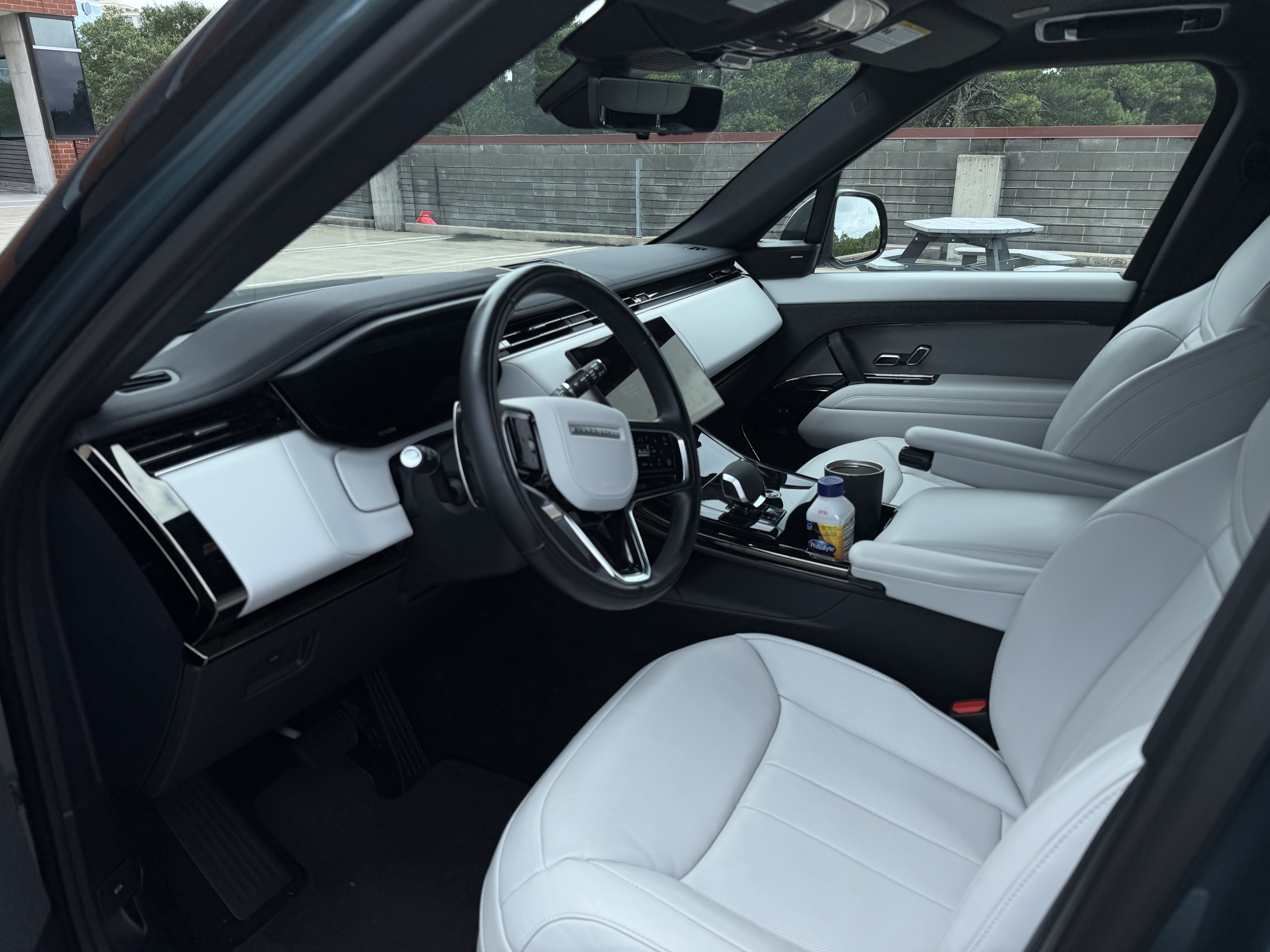 Used 2025 Land Rover Range Rover Sport SE AWD/4WD image 10