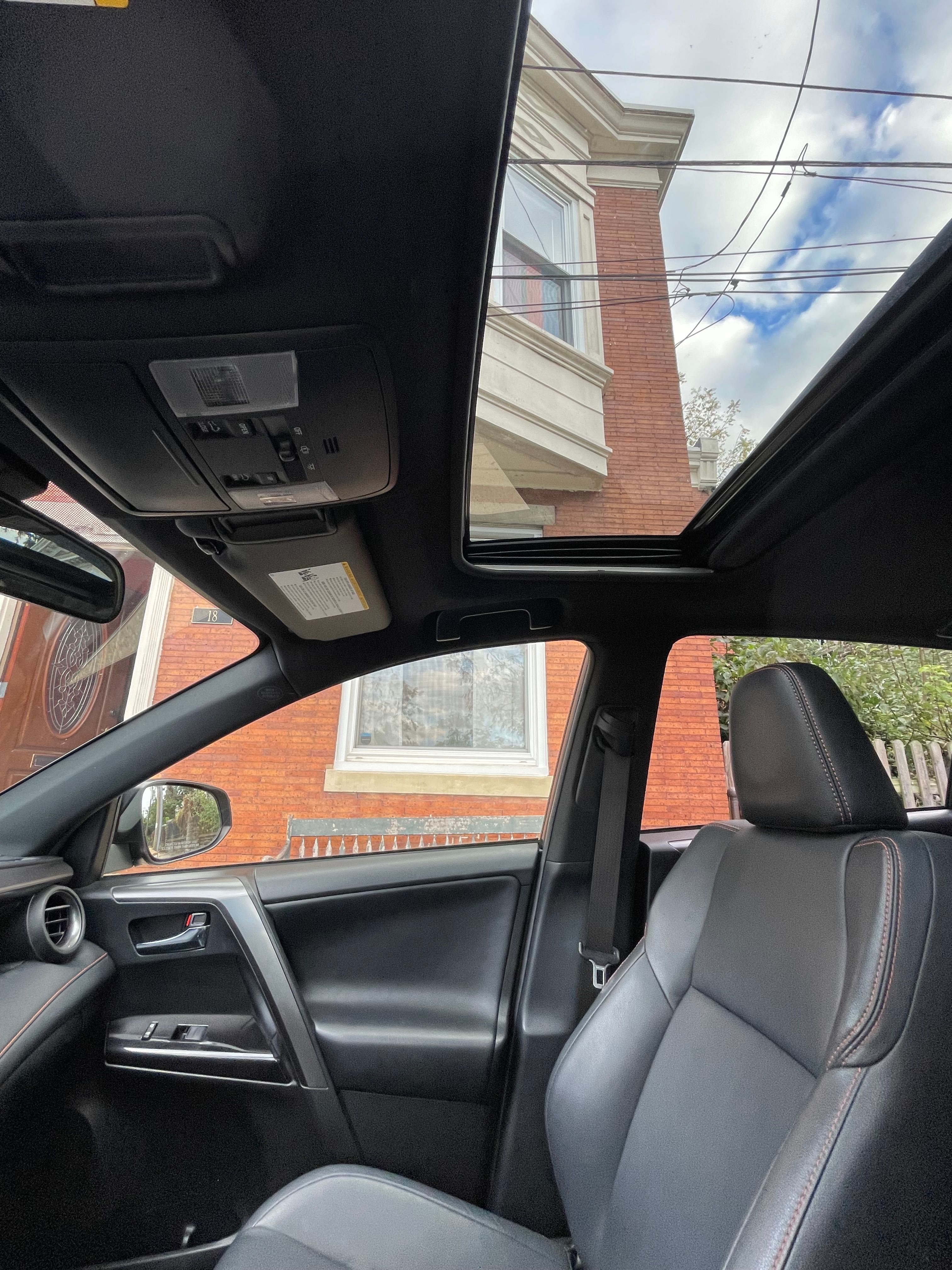Used 2018 Toyota RAV4 SE AWD/4WD image 5