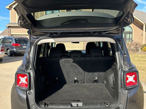 Used 2018 Jeep Renegade Latitude w/ Cold Weather Group image 13