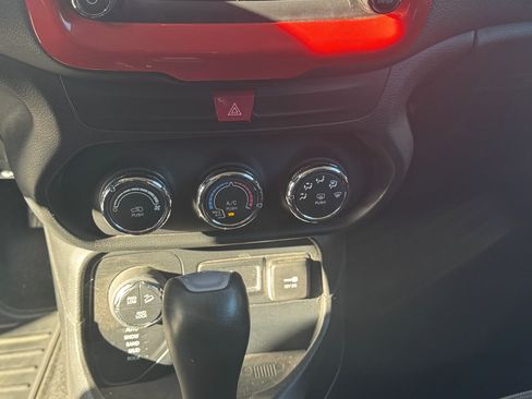 Used 2016 Jeep Renegade Trailhawk image 15