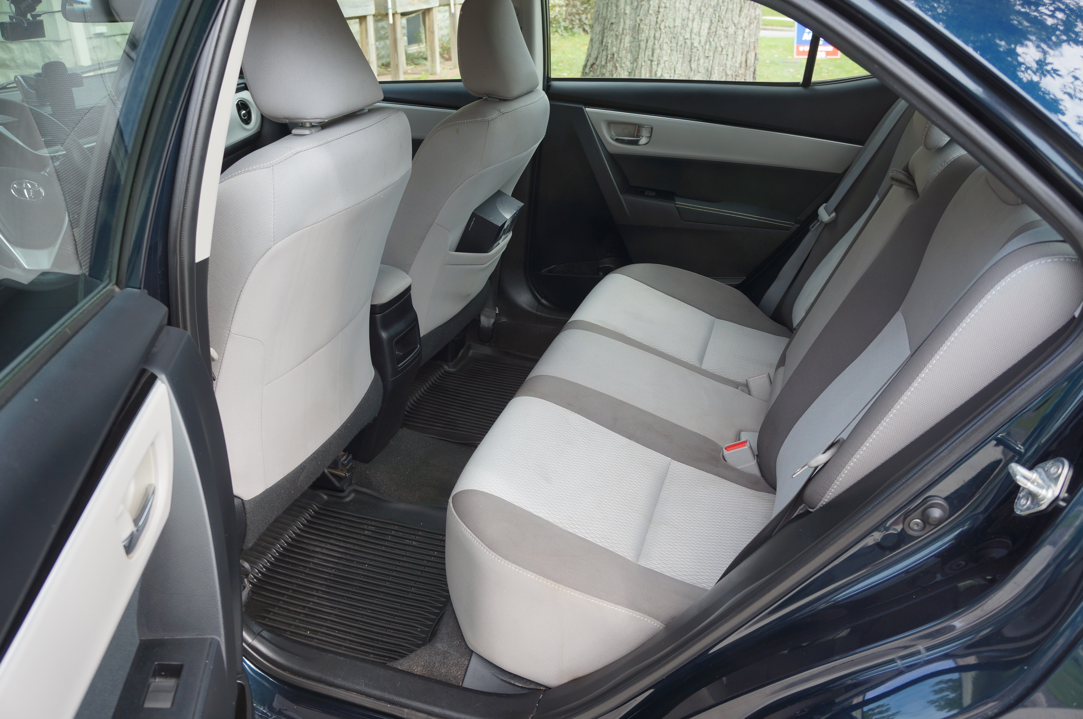 Used 2018 Toyota Corolla LE w/ LE Premium Package w/Moonroof FWD image 12