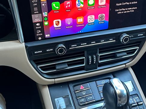 Used 2021 Porsche Macan image 9