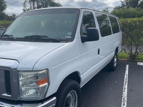 Used 2014 Ford E-350 and Econoline 350 XLT image 2