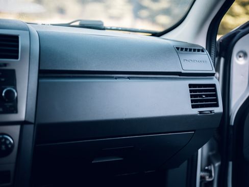 Used 2010 Dodge Avenger SXT image 6