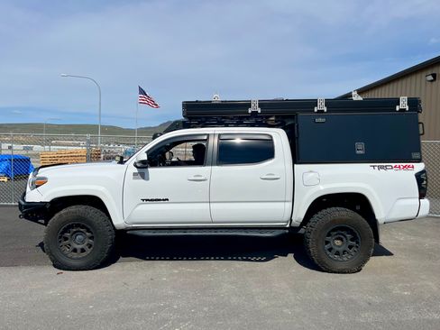 Used 2016 Toyota Tacoma TRD Off-Road AWD/4WD image 18