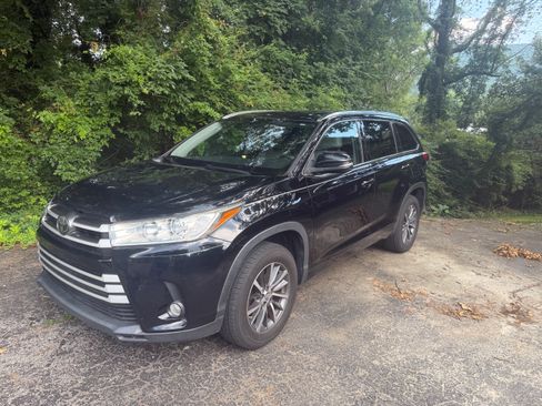 Used 2017 Toyota Highlander XLE FWD image 1
