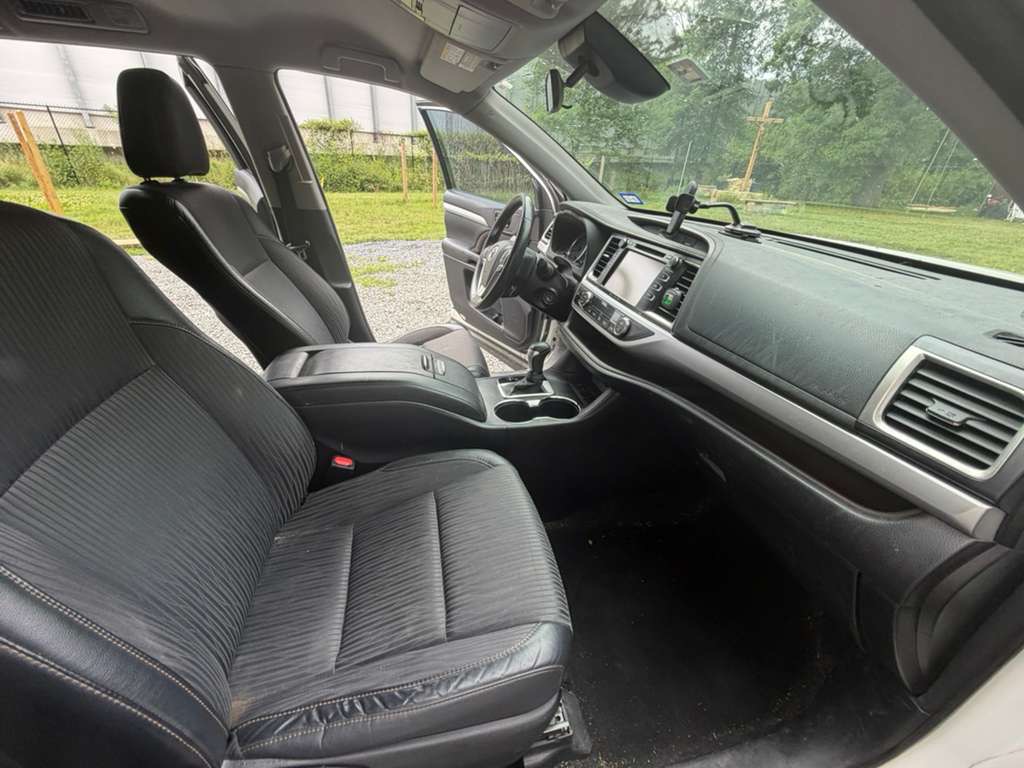 Used 2017 Toyota Highlander Plus FWD image 11