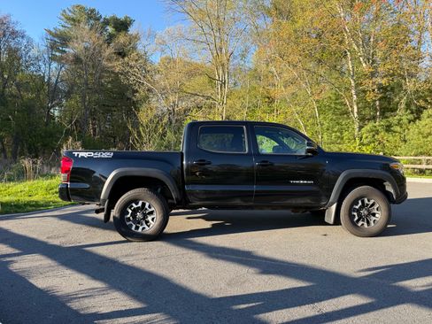 Used 2016 Toyota Tacoma TRD Off-Road w/ Premium & Technology Package AWD/4WD image 10