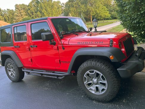 Used 2016 Jeep Wrangler Unlimited Rubicon w/ Connectivity Group AWD/4WD image 6