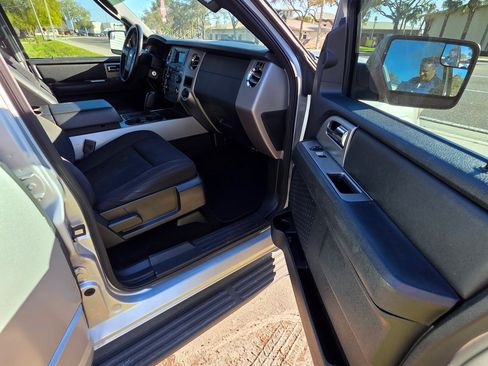 Used 2017 Ford Expedition XLT image 11