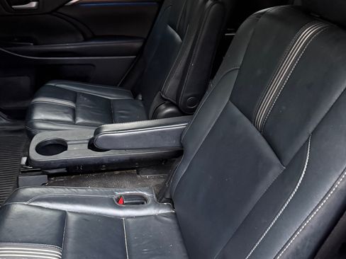 Used 2018 Toyota Highlander SE image 8