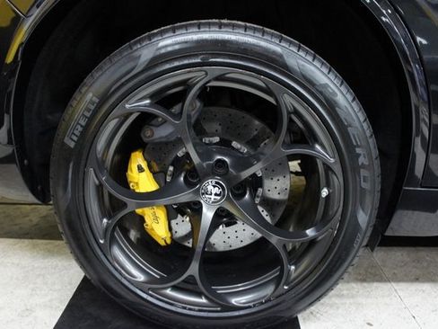 Used 2018 Alfa Romeo Stelvio Quadrifoglio image 17