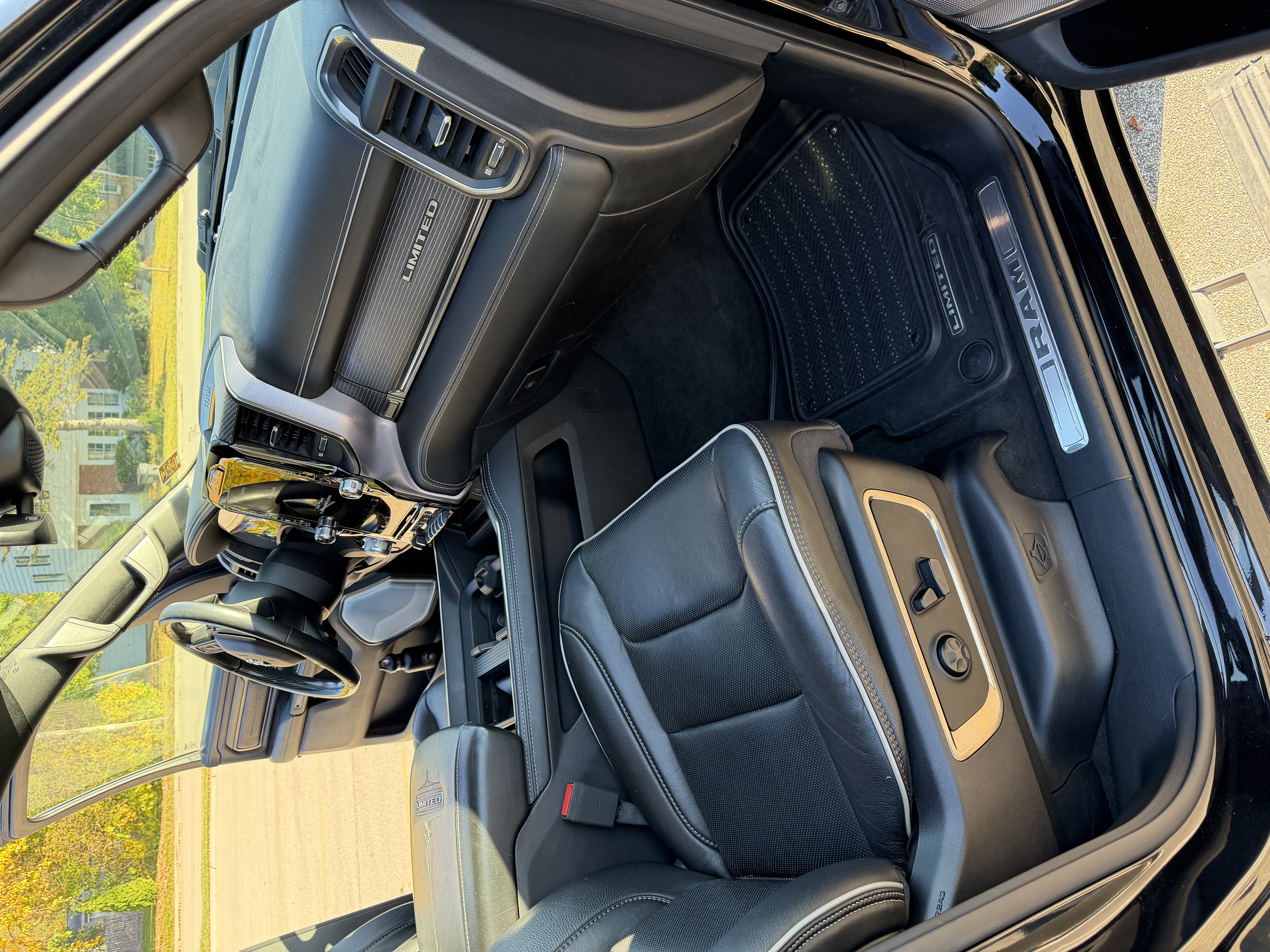 Used 2020 RAM 1500 Limited w/ Black Appearance Package AWD/4WD image 4