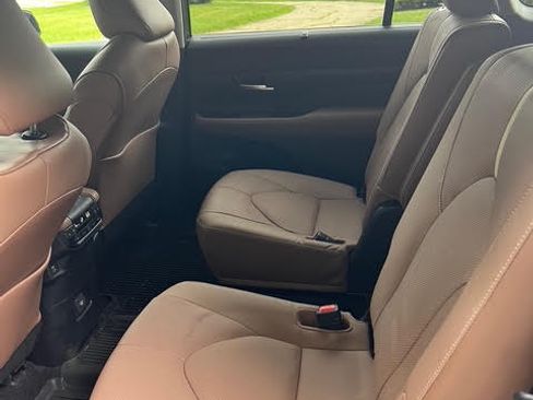 Used 2024 Toyota Grand Highlander AWD image 13