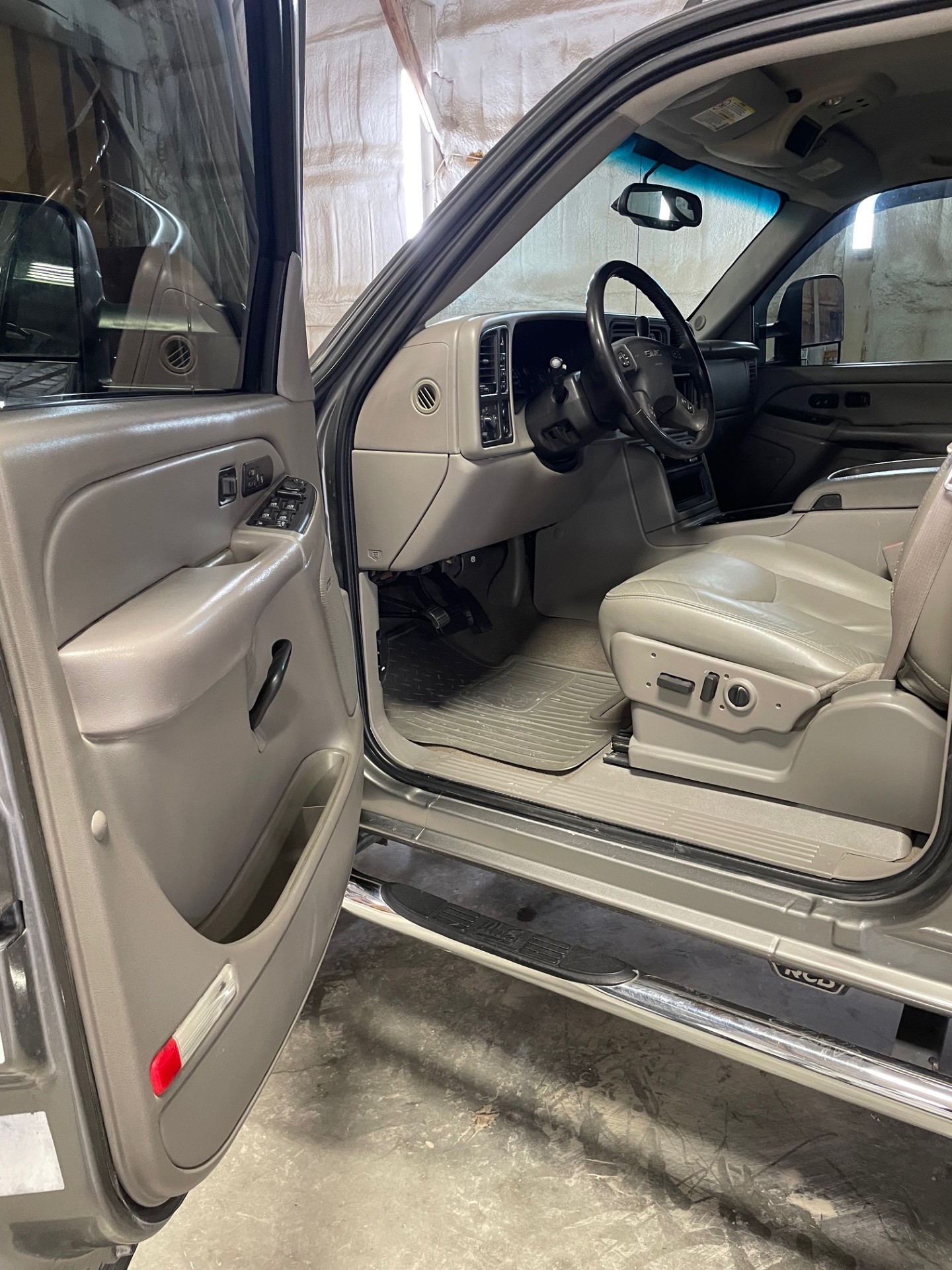 Used 2006 GMC Sierra 2500 SLT w/ Onstar Plus Package AWD/4WD image 8
