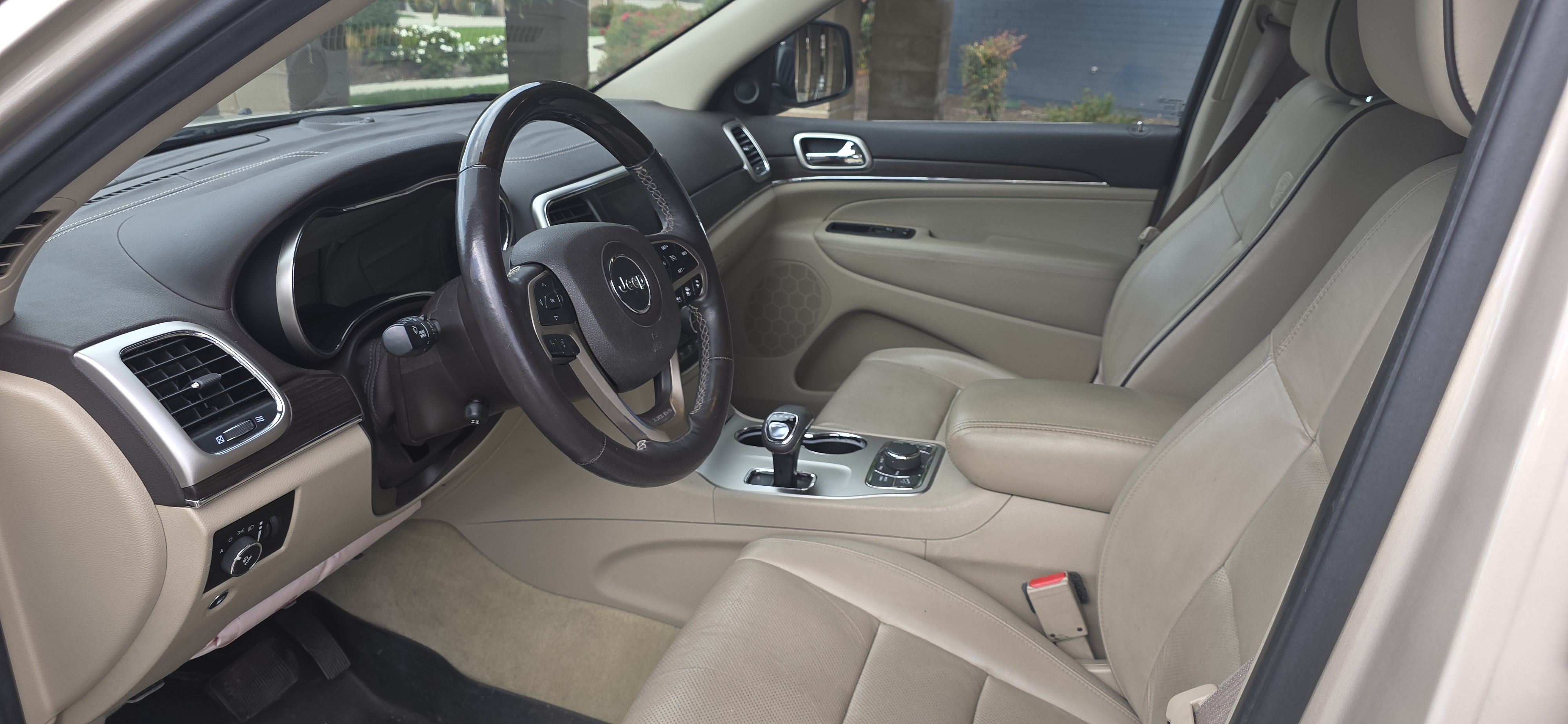 Used 2014 Jeep Grand Cherokee Overland w/ Advanced Technology Group AWD/4WD image 2