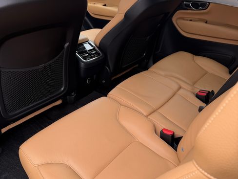 Used 2018 Volvo XC90 T6 Momentum w/ Convenience Package image 8