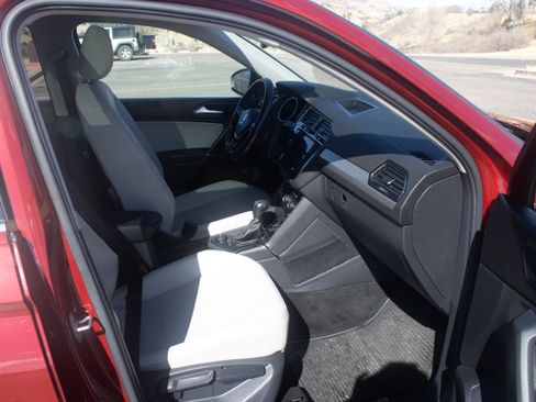 Used 2018 Volkswagen Tiguan SE w/ Panoramic Sunroof Package image 6