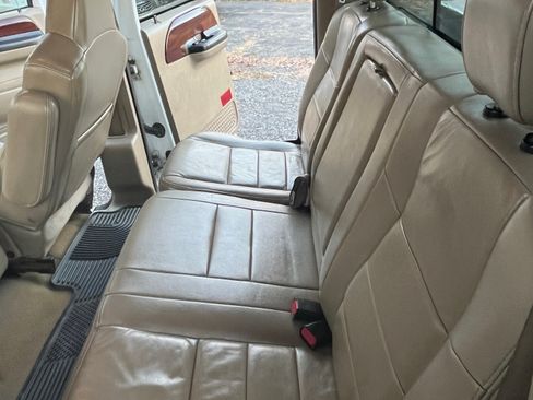 Used 2006 Ford F350 Lariat image 17