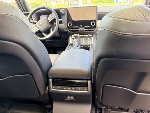 Used 2024 Lexus GX 550 w/ Cold Area Package AWD/4WD image 19