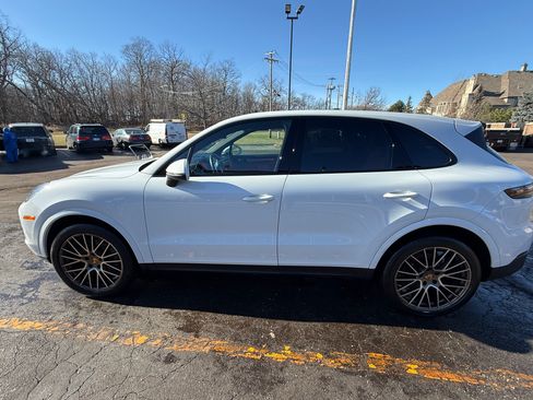 Used 2023 Porsche Cayenne Platinum Edition image 2