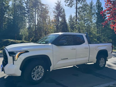 Used 2022 Toyota Tundra SR5 w/ SR5 Premium Package image 2