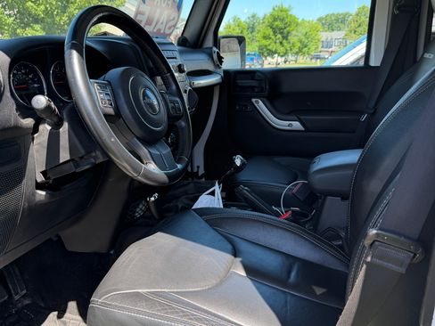 Used 2014 Jeep Wrangler Unlimited Rubicon w/ Connectivity Group AWD/4WD image 5