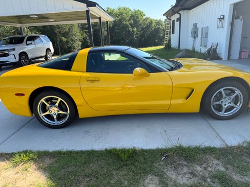 Used 2002 Chevrolet Corvette Coupe w/ Preferred Equipment Group2 RWD image 4