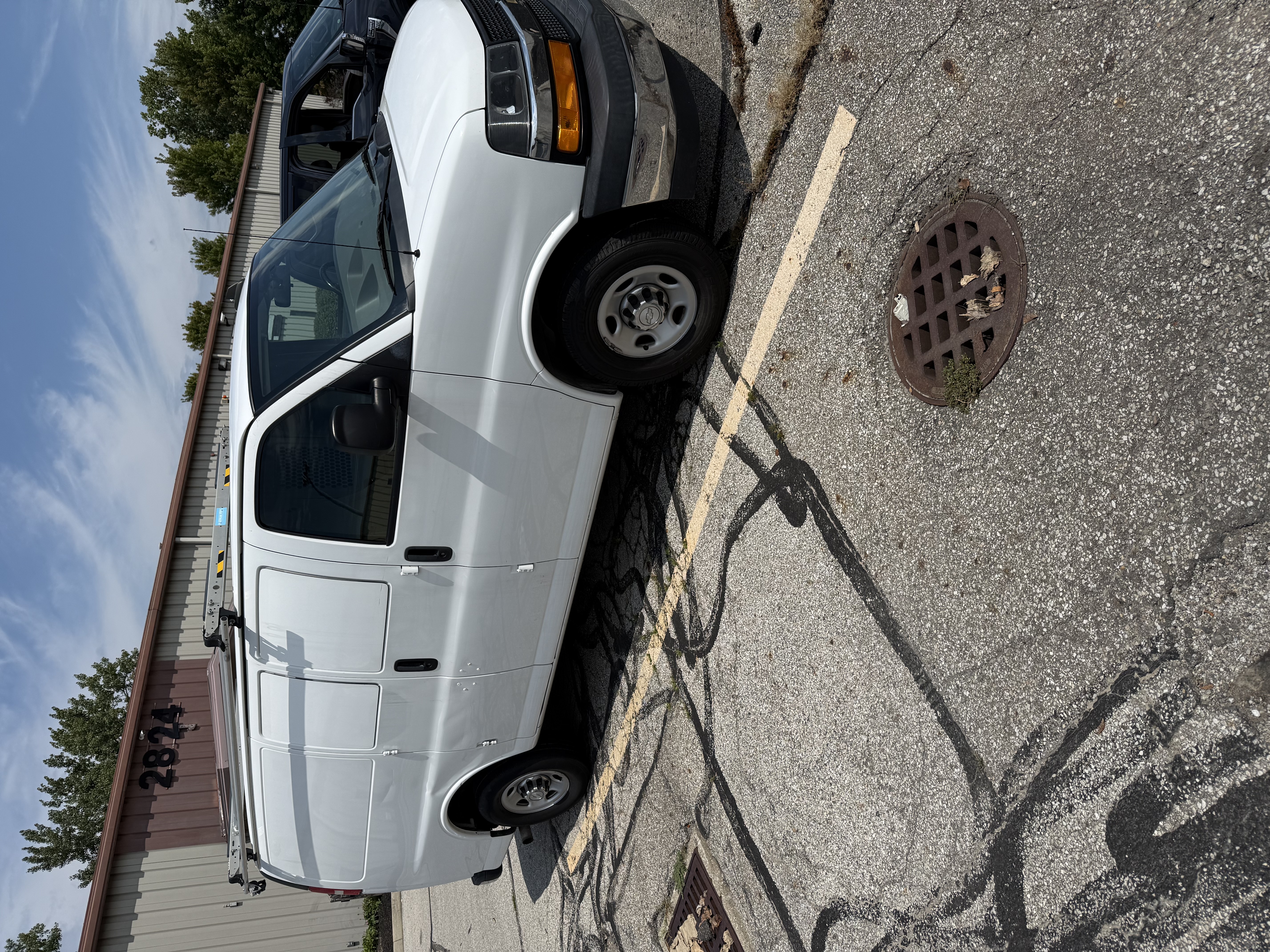 Used 2018 Chevrolet Express 2500 w/ Driver Convenience Package RWD image 12