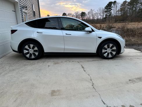Used 2022 Tesla Model Y Long Range image 1