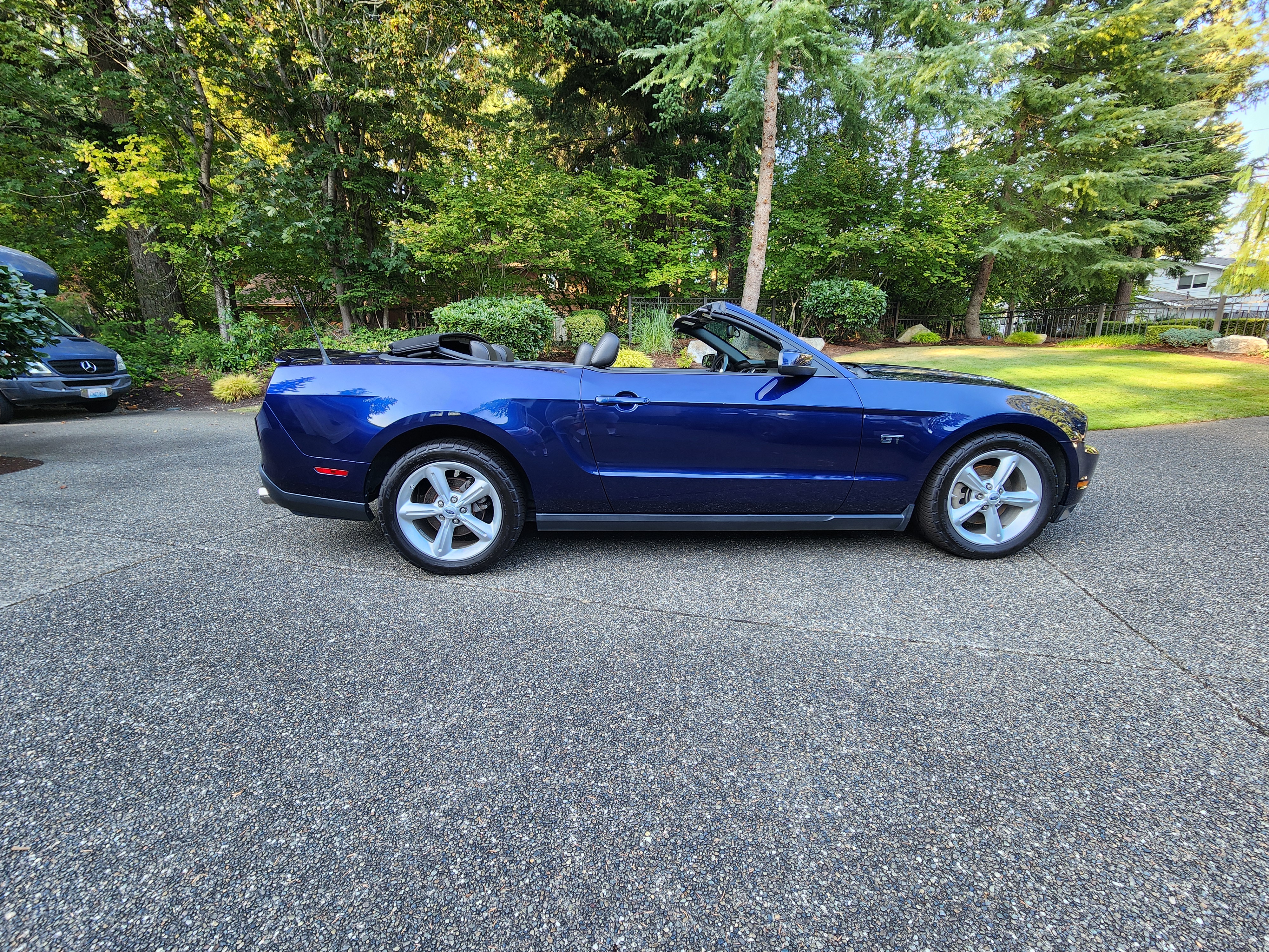 Used 2010 Ford Mustang GT RWD image 1