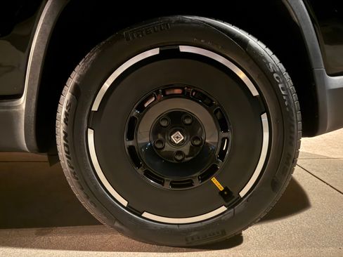 Used 2025 Rivian R1S Adventure image 27