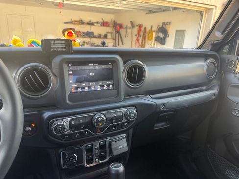 Used 2023 Jeep Gladiator Sport image 1