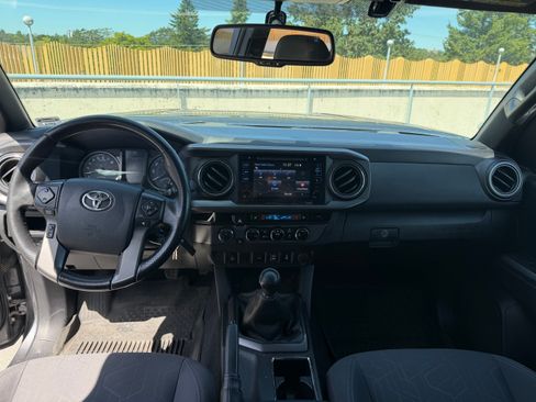 Used 2016 Toyota Tacoma TRD Off-Road w/ Premium & Technology Package AWD/4WD image 8