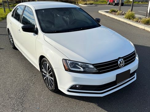 Used 2016 Volkswagen Jetta Sport w/ Lighting Package image 4