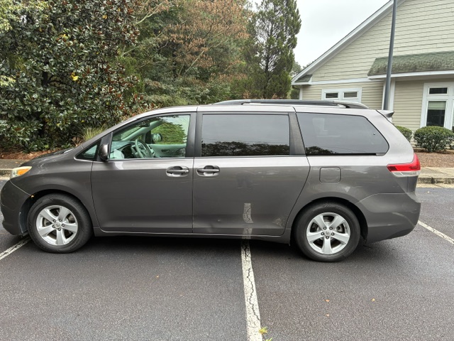 Used 2013 Toyota Sienna LE FWD image 2