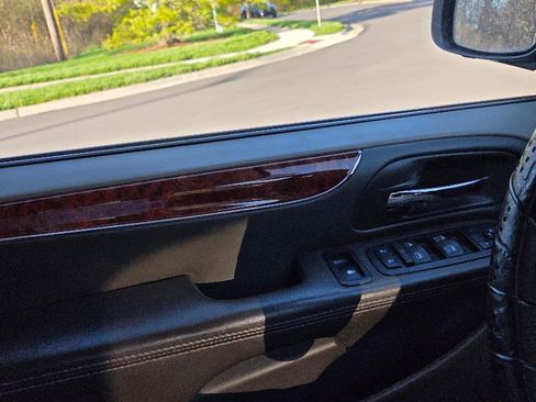 Used 2016 Chrysler Town & Country Touring w/ Driver Convenience Group image 13