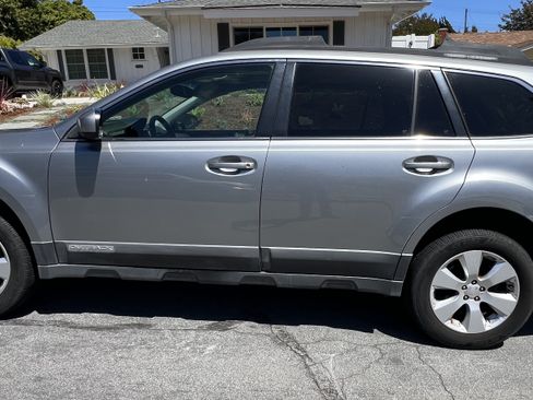 Used 2011 Subaru Outback 2.5i Limited w/ PWR Moonroof Pkg AWD/4WD image 2