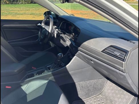 Used 2019 Volkswagen Jetta SEL w/ Cold Weather Package FWD image 5