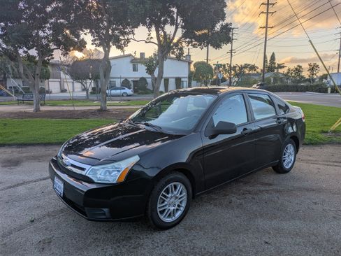 Used 2010 Ford Focus SE image 1