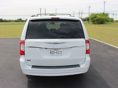 Used 2016 Chrysler Town & Country Touring FWD image 4