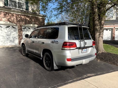 Used 2016 Toyota Land Cruiser image 9