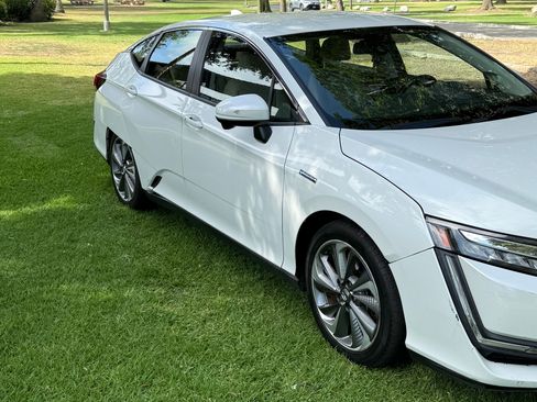 Used 2018 Honda Clarity Touring image 2