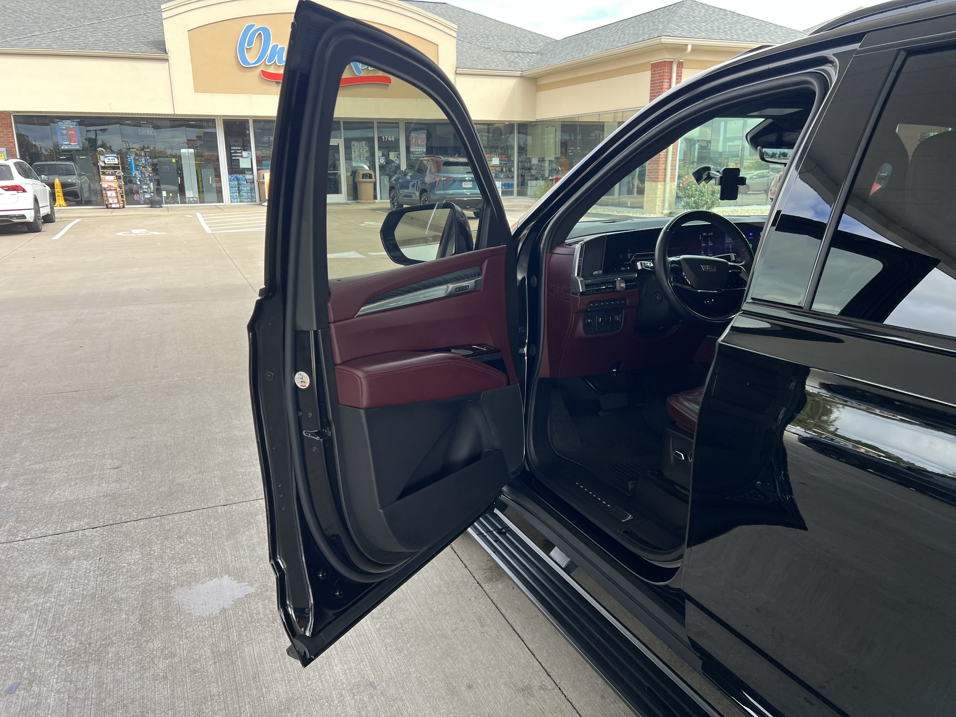 Used 2025 Cadillac Escalade ESV Sport w/ Touring Package AWD/4WD image 9