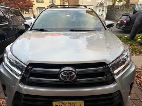 Used 2018 Toyota Highlander SE image 1