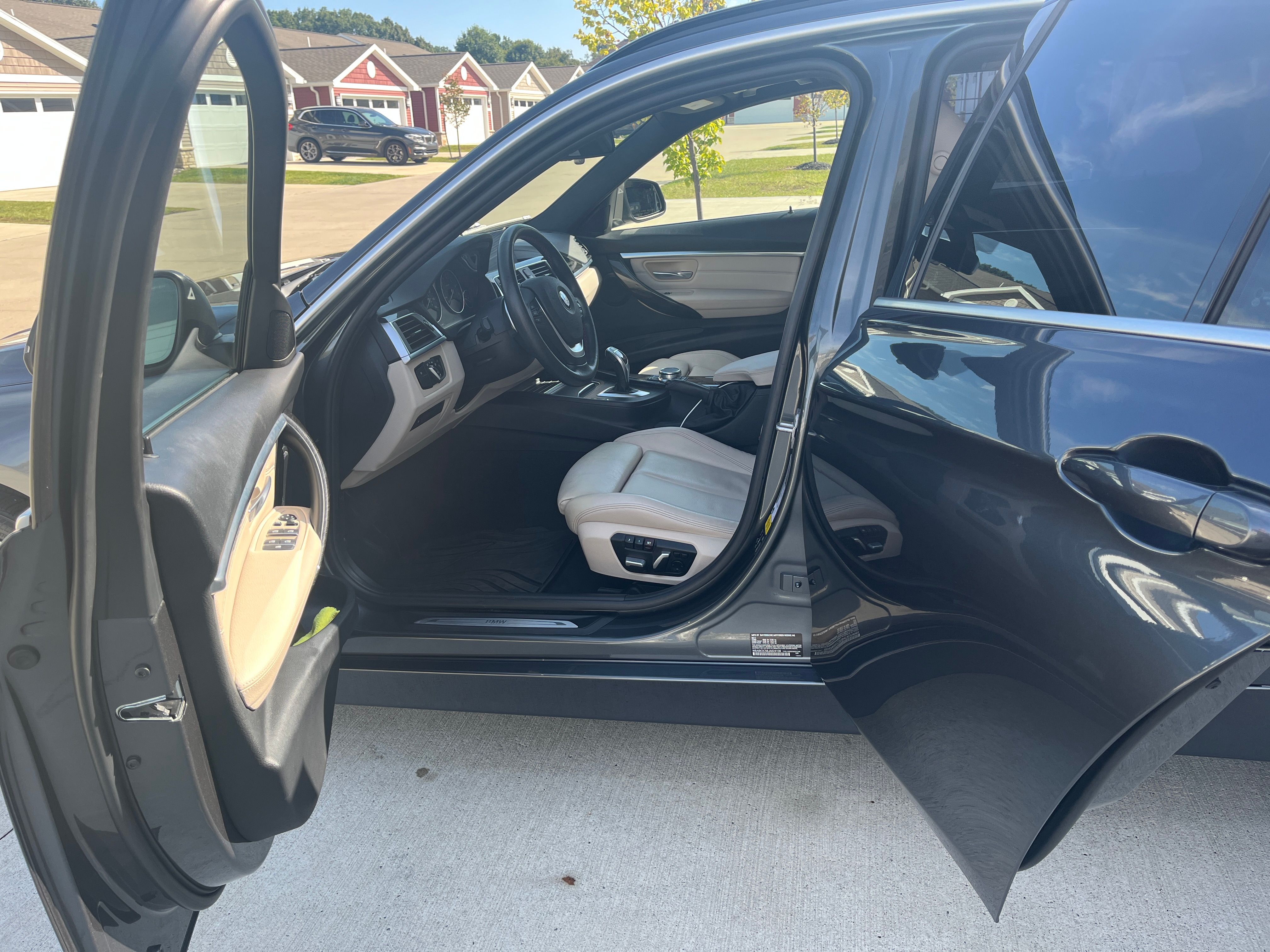 Used 2018 BMW 330i xDrive Wagon AWD/4WD image 4