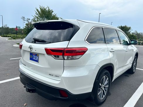 Used 2018 Toyota Highlander XLE AWD/4WD image 5