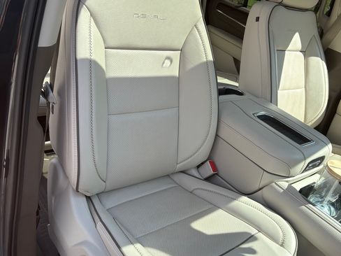 Used 2021 GMC Yukon Denali w/ Denali Ultimate Package image 8