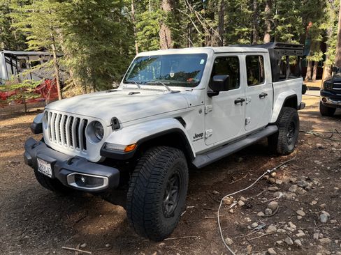 Used 2020 Jeep Gladiator Overland AWD/4WD image 2