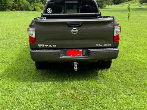 Used 2018 Nissan Titan SL AWD/4WD image 10